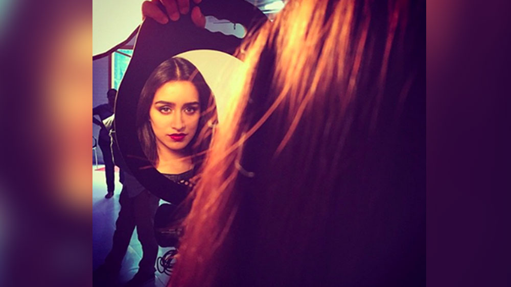 আয়নার সামনে দাঁড়িয়ে ছবির সংলাপ বলা ছিল শ্রদ্ধার প্রিয় খেলা। বাবার সঙ্গে শুটিং লোকেশনেও যেতেন তিনি।  শ্রদ্ধা প্রথমে পড়তেন মুম্বইয়ের যমুনাবাঈ নারসি স্কুলে। পরে ১৫ বছর বয়সে তিনি ভর্তি হন আমেরিকান স্কুল অব বম্বে-তে।