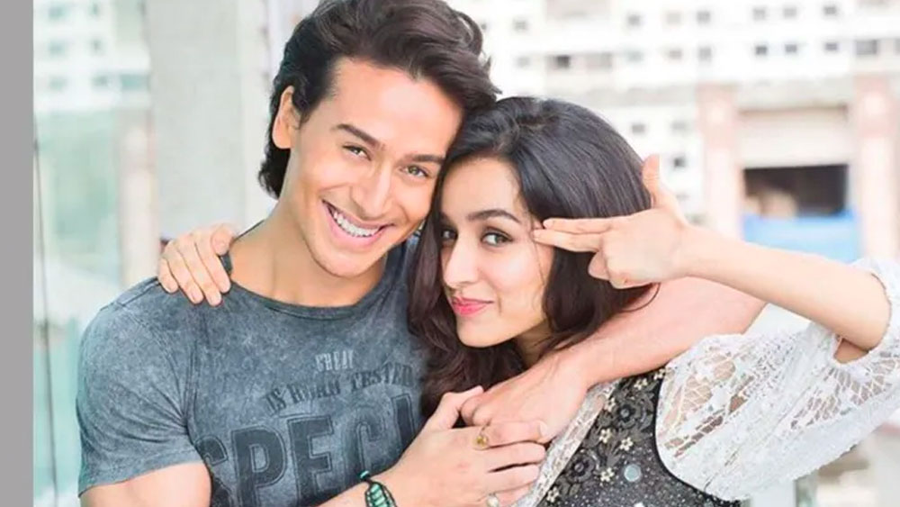 এই স্কুলে তাঁর সহপাঠী ছিলেন সুনীল শেট্টির মেয়ে আথিয়া এবং জ্যাকি শ্রফের ছেলে টাইগার শ্রফ। নাচে পারদর্শী শ্রদ্ধা স্কুলে অংশ নিতেন বিভিন্ন স্পোর্টসেও। ফুটবল আর বাস্কেটবল ছিল তাঁর প্রিয় খেলা। পাশাপাশি মায়ের তত্ত্বাবধানে চলত ধ্রুপদী সঙ্গীত চর্চা।