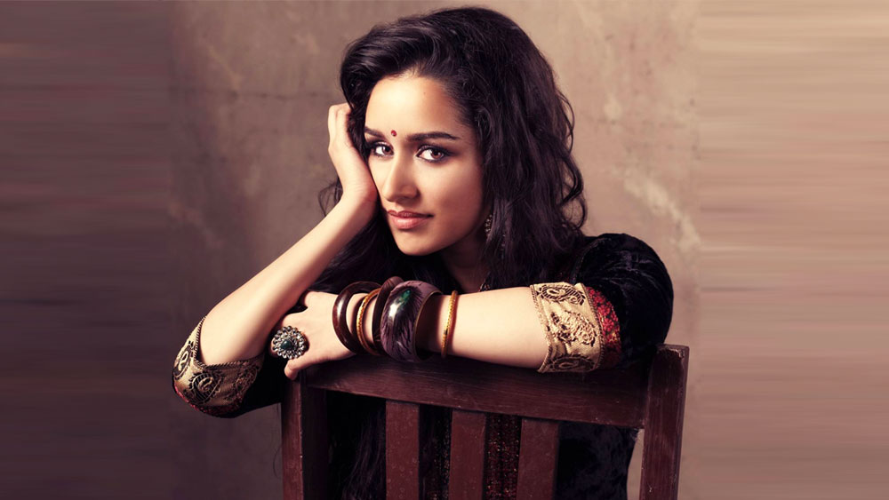 সলমন খানের কাছ থেকে প্রথম ছবির অফার আসে মাত্র ষোলোতেই। কিন্তু পড়াশোনার কারণে সেই সুযোগ নেননি শ্রদ্ধা। স্কুলের পরে তিনি পাড়ি দেন বস্টন ইউনিভার্সিটিতে। মনস্তত্ত্ব নিয়ে পড়বেন বলে।