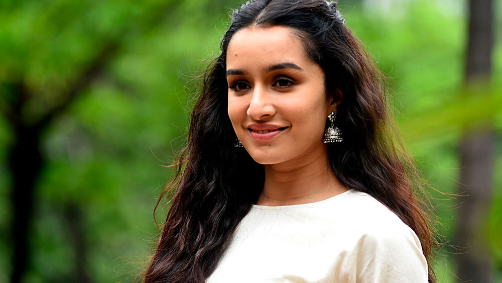 তবে কোর্স শেষ হওয়ার আগেই থেমে যায় বিশ্ববিদ্যালয়ের পাঠ। এ বার আর ছবিতে অভিনয়ের সুযোগ ফেরাতে পারেননি শ্রদ্ধা। ২০২০-তে মুক্তি পায় তাঁর প্রথম ছবি ‘তিন পাত্তি’।