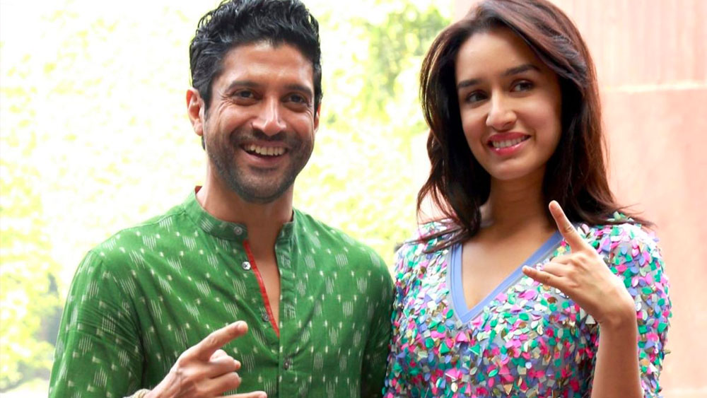 অভিনয়ের পাশাপাশি একাধিক সম্পর্কের কারণেও বার বার শিরোনামে এসেছেন শ্রদ্ধা।  ফারহান আখতারের সঙ্গে তাঁর সম্পর্ক ঘিরে গুঞ্জন শোনা গিয়েছিল বলিউডে। মনে করা হয়েছিল শ্রদ্ধার জন্যই ভেঙে যায় ফারহান-অধুনার দীর্ঘ দাম্পত্য।