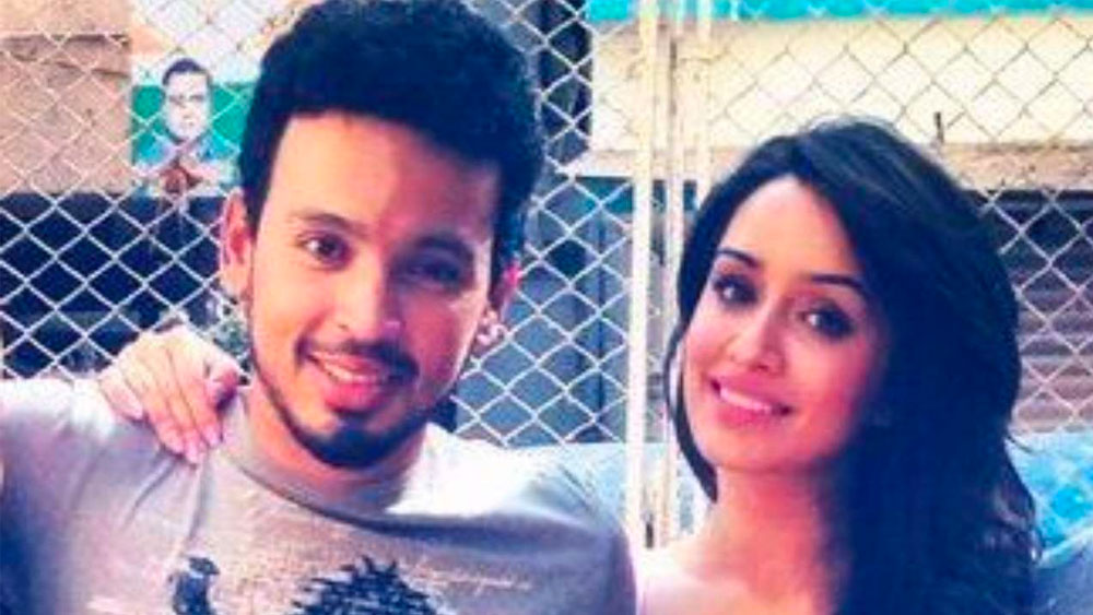 কিন্তু ফারহানের সঙ্গে শ্রদ্ধার সম্পর্ক বেশিদিন স্থায়ী হয়নি। মেয়ের এই সম্পর্ক নাকি মেনে নিতে পারেননি শক্তি কপূর।  এরপর সেলেব্রিটি ফোটোগ্রাফার রোহন শ্রেষ্ঠর সঙ্গে শ্রদ্ধার প্রেম নিয়ে সরগরম হয়ে ওঠে ইন্ডাস্ট্রির অন্দরমহল।