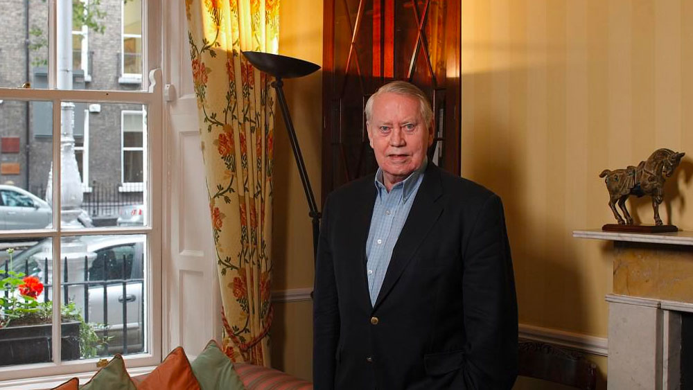 নিউজার্সির এলিজাবেথ শহরে  ফিনির জন্ম ১৯৩১ সালের ২৩ এপ্রিল। তাঁর পরিবারের আদি বাস ছিল উত্তর আয়ারল্য়ান্ডের ফারমানাঘ কাউন্টিতে। এলিজাবেথ শহরের সেন্ট ম্যারি অব দ্য অ্যাসাম্পশন স্কুলে তাঁর পড়াশোনা। দানের মধ্যে যে আনন্দ, তা তিনি শিখেছিলেন এই স্কুল থেকেই। পরে বহু সাক্ষাৎকারে জানিয়েছেন ফিনি।