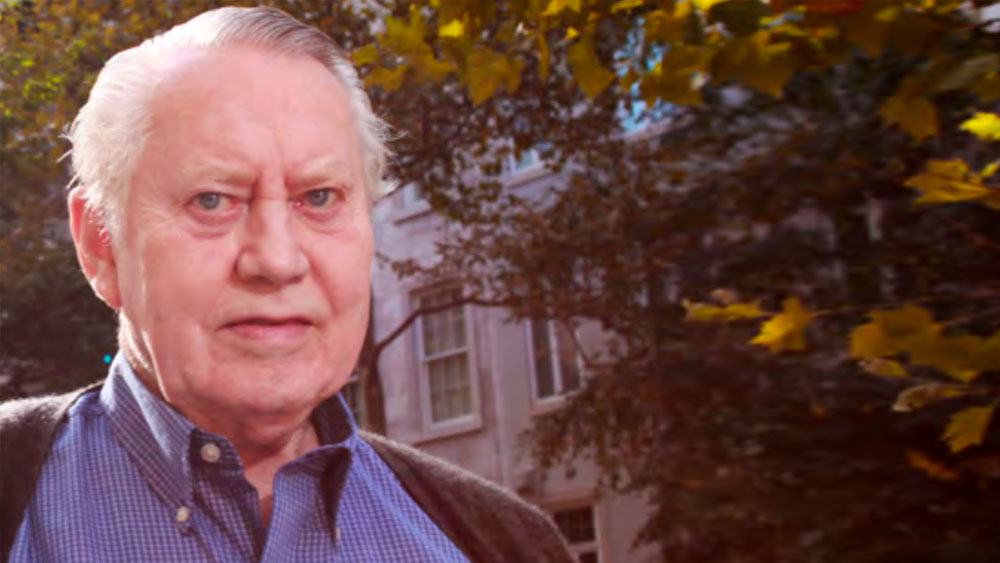 স্কুলের পরে  ফিনি পড়াশোনা করেন হোটেল অ্যাডমিনিস্ট্রেশন নিয়ে। ১৯৫০ সালে উত্তর ও দক্ষিণ কোরিয়ার মধ্য়ে যুদ্ধে তিনি ছিলেন মার্কিন রেডিয়ো অপারেটর। ব্যবসায় হাতেখড়িও সেই সময়েই। ভূমধ্যসাগরের বিভিন্ন বন্দরে মার্কিন নৌ-অফিসারদের কাছে তিনি ডিউটি ফ্রি মদ বিক্রি করতেন।