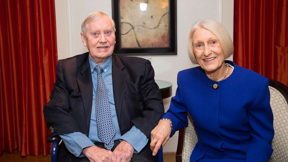 ব্যক্তিগত জীবনে কৃচ্ছ্রসাধন করতে ভালবাসেন ফিনি।  তাঁর নিজস্ব গাড়ি নেই। দ্বিতীয় স্ত্রী হেলগাকে নিয়ে থাকেন ভাড়াবাড়িতে। হেলগা ছিলেন তাঁর সেক্রেটারি। প্রথম স্ত্রী ড্য়ানিয়েলিকে ডিভোর্স করার পরে ফিনি বিয়ে করেন হেলগাকে।