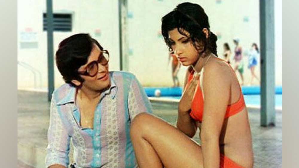 ববি ছবিতে তাঁর ‘রেড বিকিনি’ লুক, পোলকা ডটের পোশাক সেই সময়ের ফ্যাশন আইকন করে তুলেছিল ডিম্পলকে। পোশাকের নামই হয়ে গেল ‘ববি প্রিন্ট’।