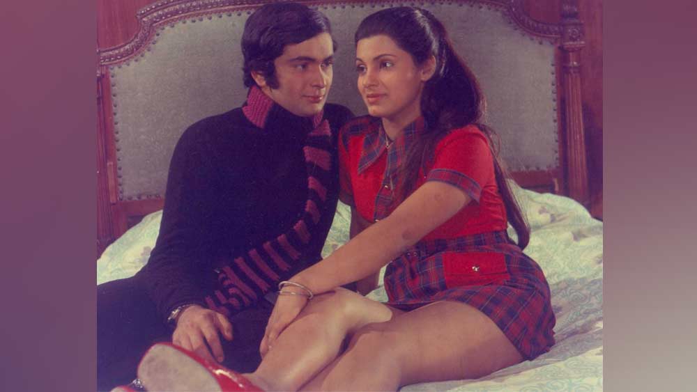 এই ছবি থেকেই ঋষি কপূরের সঙ্গে তাঁর গভীর বন্ধুত্ব। বলিউডে গুঞ্জন, পরস্পরের প্রতি প্রেমে পড়লেও সেই ভালবাসা পরিণতি পায়নি।  ‘সুপারস্টার’ রাজেশ খন্নার কাছে কার্যত হার মানতে হয়েছিল ঋষিকে।