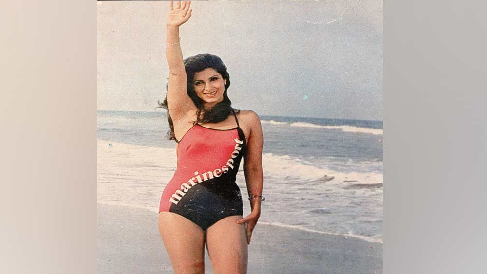 বলিউডের ছবিতে যৌনতা নিয়ে খানিকটা রাখঢাকই ছিল বরাবর। ডিম্পলই সেই আগল ভেঙেছিলেন। ‘বোল্ড’ অভিনেত্রী হিসেবে দর্শকরা তাঁকে বেশ পছন্দই করতেন।