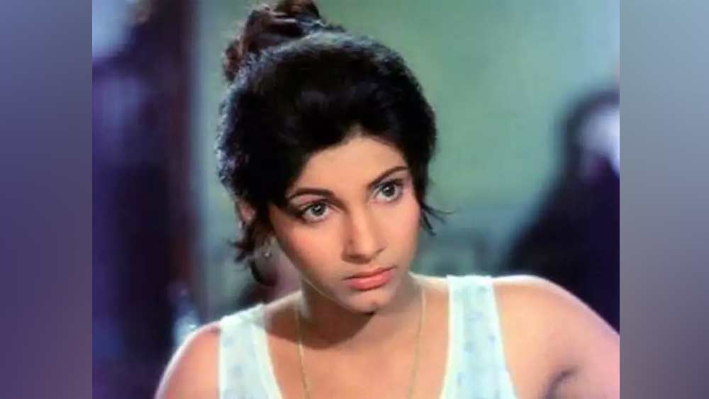 ১৯৫৭ সালে গুজরাতি পরিবারে জন্ম ডিম্পলের। মুম্বইয়ে কনভেন্ট স্কুলে পড়াশোনা করেছিলেন তিনি। সেই মেয়েই কামব্যাকের পর ফের বলিউডের একগুচ্ছ সিনেমা 'কাশ', 'দৃষ্টি', 'লেকিন', 'রুদালি'-তে নিজের সবটা উজাড় করে দিয়েছিলেন।