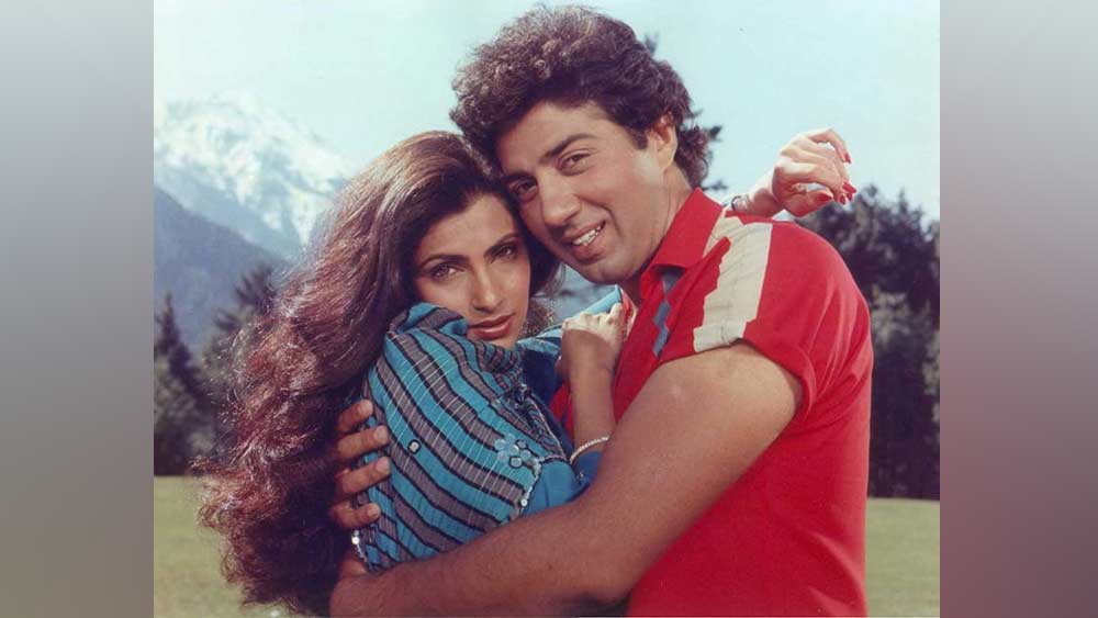 ১৯৮৫ সালে ফের নিজের ফিল্মি কেরিয়ারে ফিরে আসেন ডিম্পল। তখনই নাকি সানি দেওলের সঙ্গে সম্পর্কে জড়ান অভিনেত্রী। সবে অমৃতা সিংহের সঙ্গে সম্পর্ক ভেঙেছে সানি দেওলের। ডিম্পলও বিবাহিত হয়েও একাই থাকতেন মেয়েদের নিয়ে।