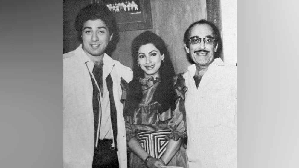 সানি যেই এলেন ডিম্পল যেন বেঁচে থাকার টাটকা অক্সিজেন পেলেন। আঁকড়েও ধরলেন নতুন প্রেমকে। যদিও পুরোটাই চলছিল গোপনে।