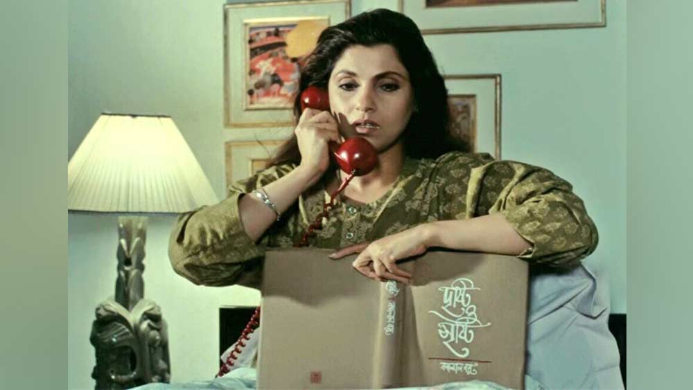 তবে অয়নই প্রথম নন, এর আগে কিংবদন্তি বাঙালি পরিচালক মৃণাল সেনের ‘অন্তরীণ’ ছবিতে কাজ করেছেন ডিম্পল। বিপরীতে ছিলেন অঞ্জন দত্ত।