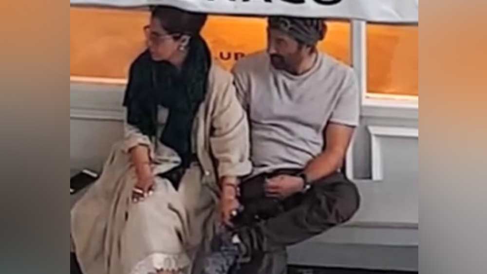 ২০১৮ সালে লন্ডনের রাস্তায় হাতে হাত রেখে প্রেম করতে দেখা গিয়েছিল সানি-ডিম্পলকে। ৩০ বছর পরেও নিজেদের ভালবাসা তাঁরা নাকি ভোলেননি। যদিও এই নিয়ে কেউ কখনও প্রকাশ্যে কথা বলেননি।