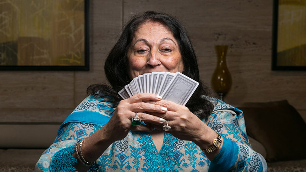 শিল্পদ্যোগী এবং শিল্পপতির স্ত্রী ও মা ছাড়াও আরও একটি পরিচয় আছে কিরণের। দেশের পেশাদার ব্রিজ খেলোয়াড়দের মধ্যে তিনি অন্যতম। বহু আন্তর্জাতিক প্রতিযোগিতা মঞ্চে তিনি দেশের প্রতিনিধিত্ব করেছেন।