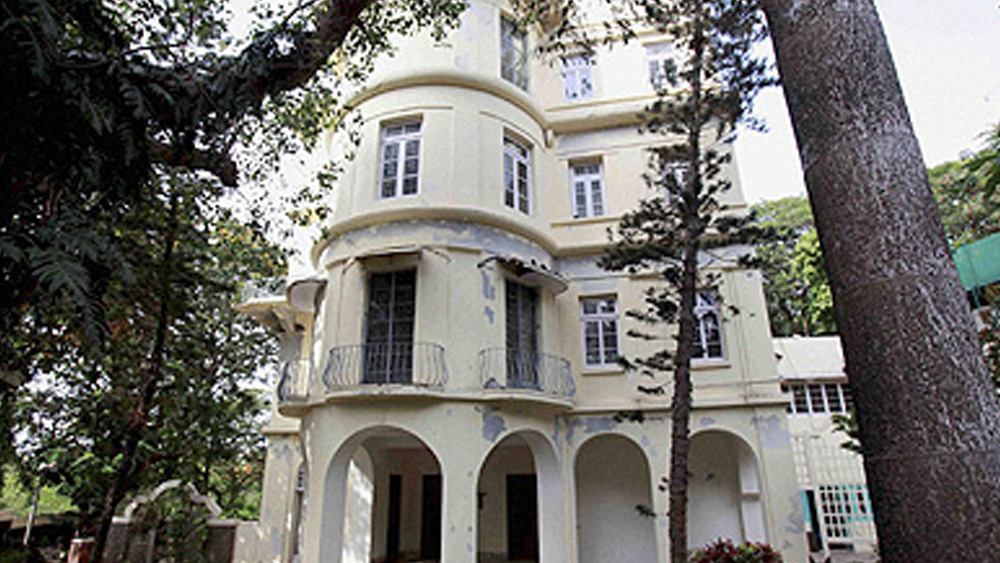 কয়েক বছর আগে স্মিতা বিতর্কের কেন্দ্রে এসেছিলেন একটি বাংলো কেনার ঘটনায়। মুম্বইয়ে ‘মেহরনগির’ নামে ওই বাংলো ছিল প্রয়াত পরমাণুবিজ্ঞানী ডক্টর হোমি জাহাঙ্গির ভাবা-র । ৩৭২ কোটি টাকা মূল্যে ওই বাংলো কিনে নেন স্মিতা।