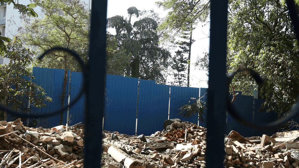 দু’ বছর ওই বাংলোর জায়গায় মাথা তোলে আধুনিক বহুতল। এই নিয়ে বিভিন্ন মহলে অসন্তোষ দেখা দেয়।  মুম্বইয়ে আজ অবধি রিয়েল এস্টেটে যে কয়েকটি মহার্ঘ্য হাতবদল হয়েছে, তার মধ্যে এটি অন্যতম।