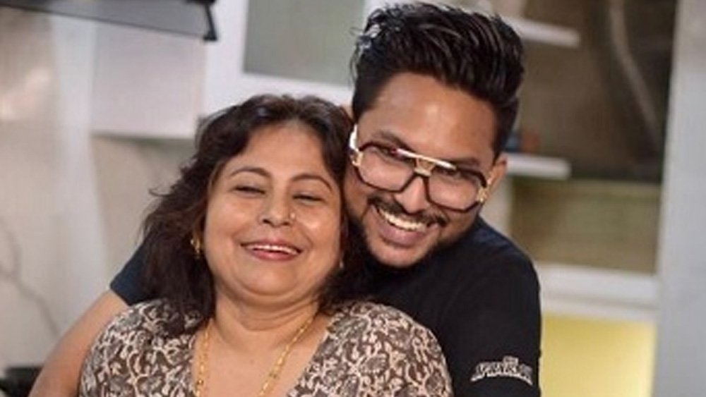 তাঁর গায়ক হওয়ার পিছনে মা রীতার অবদানও ভুলতে পারেন না জান। জানিয়েছেন, তাঁর মা-ও সুগায়িকা। মায়ের সঙ্গে অন্ধেরীতে থাকেন জান এবং তাঁর দুই দাদা। কুমার শানু থাকেন গোরেগাঁওয়ে।
