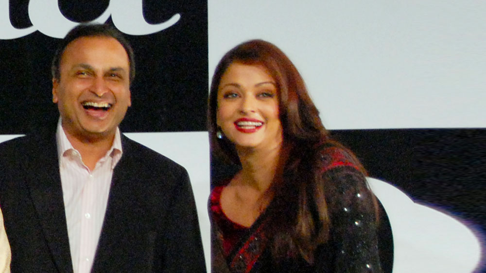 এই সময়ে বিতর্কে জড়িয়ে পড়েন ঐশ্বর্যা। ইন্ডাস্ট্রিতে গুঞ্জন ওঠে,শিল্পপতি ধীরুভাই অম্বানীর ছেলে অনিলের সঙ্গে তিনি বিশেষ অন্তরঙ্গ।