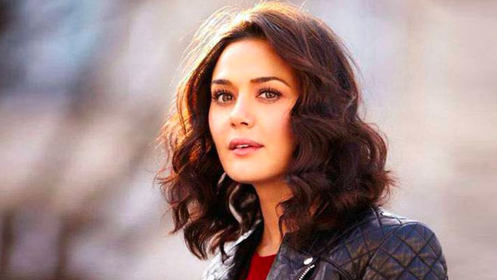 ঐশ্বর্যা-সুস্মিতা ছাড়া প্রীতি জিন্টার সঙ্গেও অনিল অম্বানীরবিশেষ সম্পর্ক ছিল বলে গুঞ্জন শোনা গিয়েছিল। কিন্তু সেই সম্পর্কও রয়ে যায় রটনারস্তরেই।