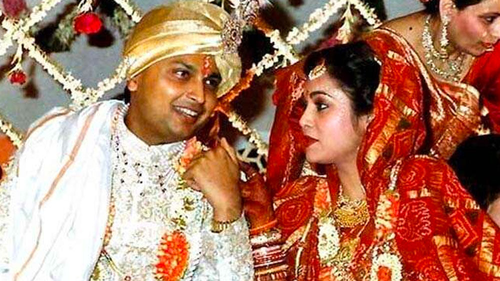 শেষ অবধি সব ঝড় সামলে স্থায়ী হয় অনিল-টিনার দাম্পত্য। অম্বানীপরিবারে সম্পত্তি নিয়ে বিবাদের সময় তাঁদের বন্ধন আরও দৃঢ় হয়েছে বলে খবর। জীবনের কঠিন সময়ে স্বামীর পাশে থেকে শক্ত হাতে হাল ধরেছেন অম্বানী পরিবারের ‘ছোটি বহু’টিনা।