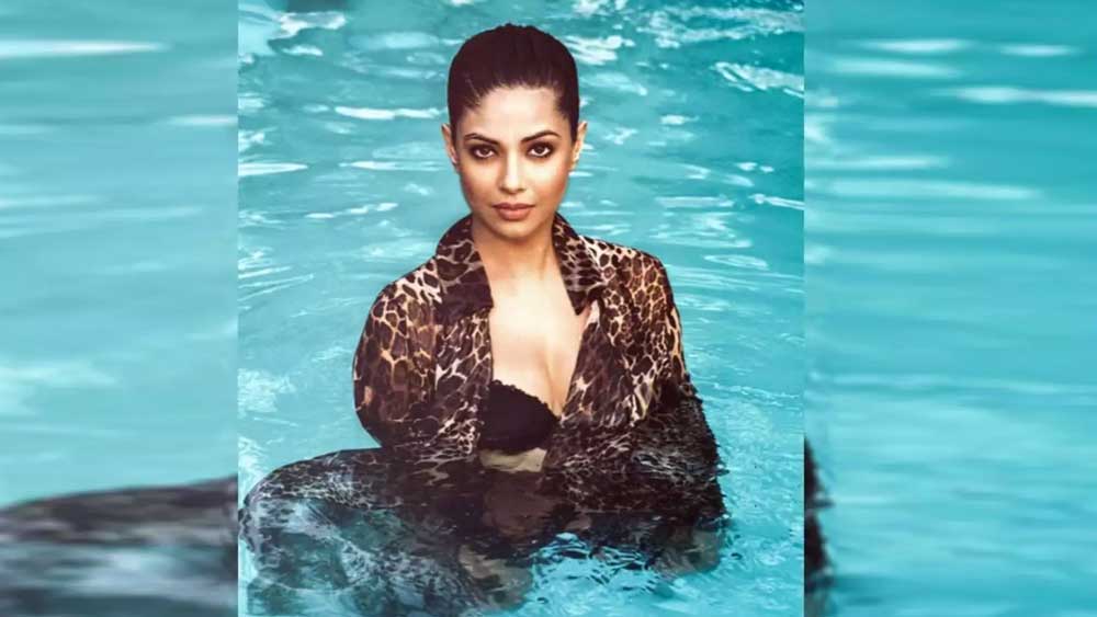 স্বজনপোষণ প্রসঙ্গে মীরার বক্তব্য, নিজের লোকের সাহায্যে কিছুদূর অবধি যাওয়া যায় ঠিকই। কিন্তু সম্পূর্ণ সাফল্য অধরা-ই থেকে যায়।