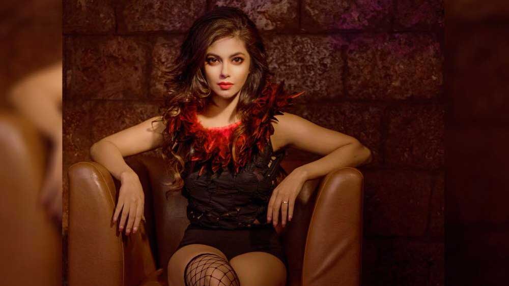 ইন্ডাস্ট্রিতে টিকে থাকতে গেলে সব সময় সক্রিয় থাকতে হবে বলে মনে করেন মীরা। হাতে ছবি না থাকলেও যোগাযোগ রাখতে হবে পরিচালক-প্রযোজকদের সঙ্গে। অডিশন দিয়ে যেতে হবে। এই সক্রিয়তা থেমে গেলেই বন্ধ হয়ে যাবে ছবিতে সুযোগ
পাওয়া। বক্তব্য প্রিয়ঙ্কার বোন মীরার।