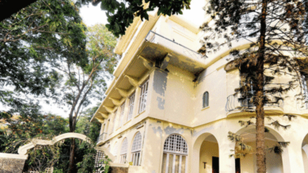 দক্ষিণ মুম্বইয়ের অভিজাত এলাকা মালাবার হিলসে বাংলো ছিল পরমাণুবিজ্ঞানী হোমি জাহাঙ্গির ভাবা-র। তাঁর মা মেহরবাঈ এবং বাবা জাহাঙ্গীরের নামে বাসভবনের নামকরণ হয়েছিল ‘মেহরঙ্গীর’।