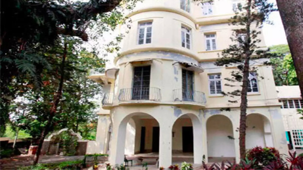 বহু ইতিহাসের সাক্ষী এই বাংলোর হাতবদল হয়ে যাওয়া নিয়ে বিতর্ক কম হয়নি। বিজ্ঞানীমহলের যথেষ্ট ক্ষোভের মধ্যেই ভারতীয় পরমাণুবিজ্ঞানের জনকের বাড়ি সম্পূর্ণ ধূলিসাৎ হয়ে যায়।