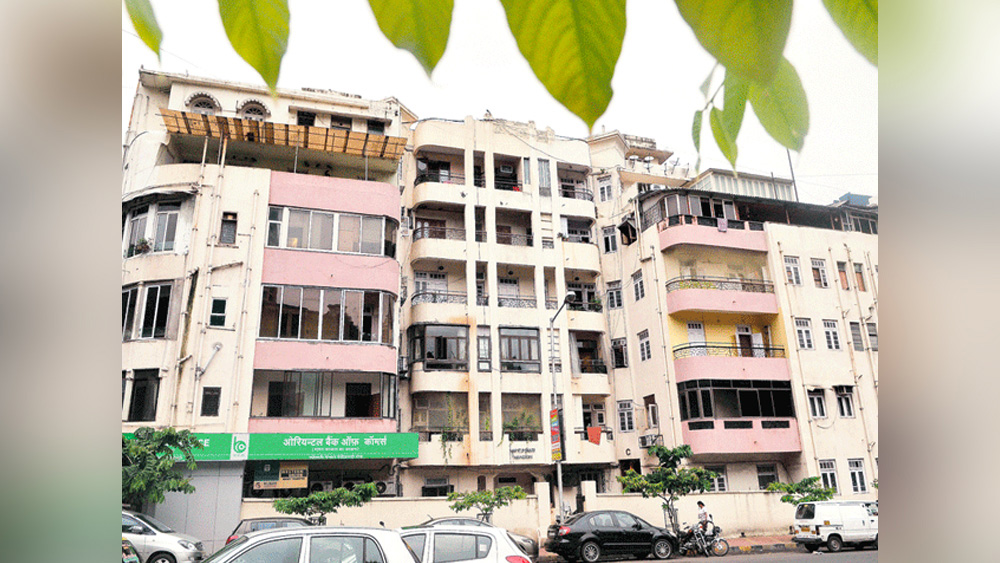 মুম্বইয়ের নাপিয়ান সি রোডের আর এক প্রাসাদ ‘মহেশ্বরী হাউস’ হাতবদল হয়ে যায় ২০১২ সালে। ৪০০ কোটি টাকায় ৯২ হাজার বর্গফুটের সেই বাংলো কিনে নেন শিল্পপতি সজ্জন জিন্দল।