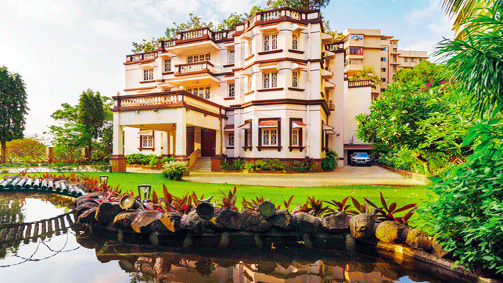 মালাবার হিলসেই আর এক বিলাসবহুল প্রাসাদের মতো বাসভবন অতীতে ছিল শিল্পপতি অরুণ ও শ্যাম জাতিয়া-র। সমুদ্রমুখী এই অট্টালিকা ‘জাতিয়া হাউস’-এর জন্য নিলাম হয় ২০১৫ সালে। ৪২৫ কোটি টাকায় হাতবদল হয়ে যায় ৩০ হাজার বর্গফুটের এই প্রাসাদ।