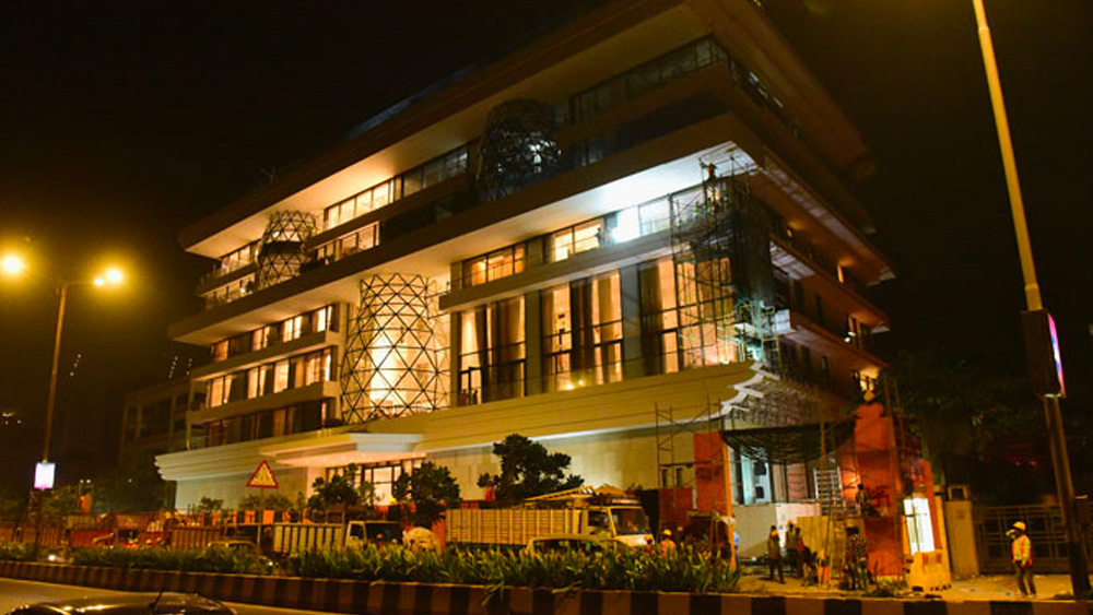 ওরলিতে সমুদ্রমুখী আর এক প্রাসাদের নাম ‘গুলিটা’। ২০১২ সালে এই ভবন কিনে নেন শিল্পপতি অজয় পিরামল। প্রথমে শোনা গিয়েছিল ৪৫২ কোটি টাকায় ৫০ হাজার বর্গফুটের এই প্রাসাদে পিরামল গ্রুপের অফিস হবে।