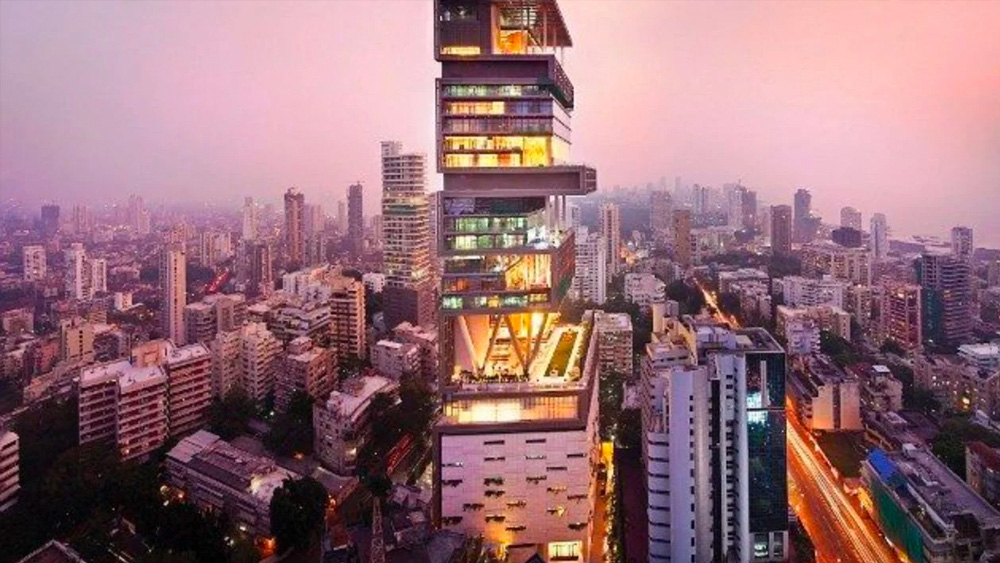 পরবর্তীতে এই প্রাসাদে নতুন সংসার শুরু হয় পিরামল পরিবারের বধূ, মুকেশ অম্বানীর মেয়ে ঈশা-র। বাকিংহাম প্যালেসের পরে অম্বানী পরিবারের বাসভবন ‘অ্যান্টিলিয়া’ এই মুহূর্তে বিশ্বের দ্বিতীয় মহার্ঘ্যতম ব্যক্তিগত বাসভবন। তবে বিয়ের পরে তাঁর নতুন ঠিকানা ‘গুলিটা’-ও কম রাজকীয় নয়।