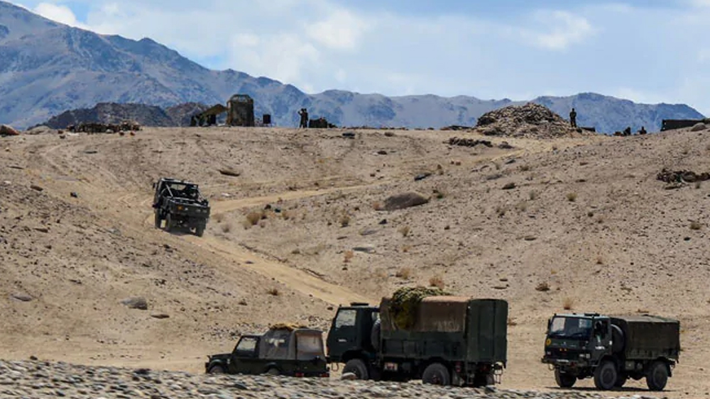 বছর ঘোরার আগেই সেই প্রকল্পে প্রাথমিক সাফল্য পেলেন ভারতীয় প্রতিরক্ষা বিজ্ঞানীরা। দুর্গম পাহাড়ি এলাকায় যাতায়াতে সক্ষম ‘জ়োরাবর’ হাতে পেলে ভারতীয় সেনার পক্ষে এলএসি-তে চিনা আগ্রাসনের মোকাবিলা অনেক সহজ হবে বলে সামরিক পর্যবেক্ষকদের একাংশ মনে করছেন।