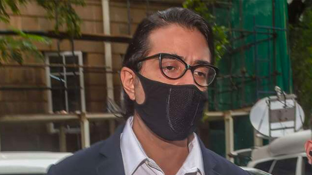 এই ঘটনায় অন্যতম প্রধান অভিযুক্ত গৌরব আর্যকে ইতিমধ্যেই বেশ কয়েক বার ডেকে পাঠিয়েছে ইডি। আর তাতেই প্রকাশ্যে চলে এসেছে শিল্পার পরিবার সহ বলিউডের আরও বেশ কয়েকটি বিগ নেম। এনসিবি-র দাবি, বসিত নামে যাকে গতকাল গ্রেফতার করা হয়েছে, সুশান্তের ম্যানেজার স্যামুয়েল মিরান্ডা ও সুশান্তের বান্ধবী রিয়া চক্রবর্তীর ভাই শৌভিকের সঙ্গে তার ঘনিষ্ঠ যোগাযোগ ছিল। শৌভিকের নির্দেশেই এই বসিতের কাছ থেকে সুশান্তের জন্য মাদক জোগাড় করতেন স্যামুয়েল।