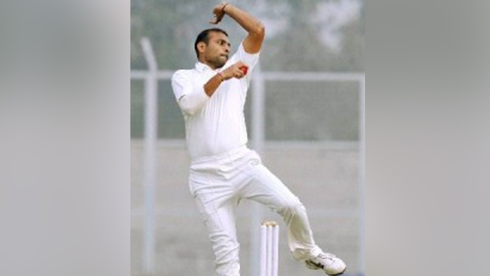 হরিয়ানার রোহতকে যোগিন্দরের জন্ম ১৯৮৩ সালের ২৩ অক্টোবর। প্রথম শ্রেণির ক্রিকেটে আত্মপ্রকাশ ২০০২-০৩ মরসুমে। হরিয়ানার হয়ে প্রথম রণজি ম্যাচে খেলেছিলেন মধ্যপ্রদেশের বিরুদ্ধে।