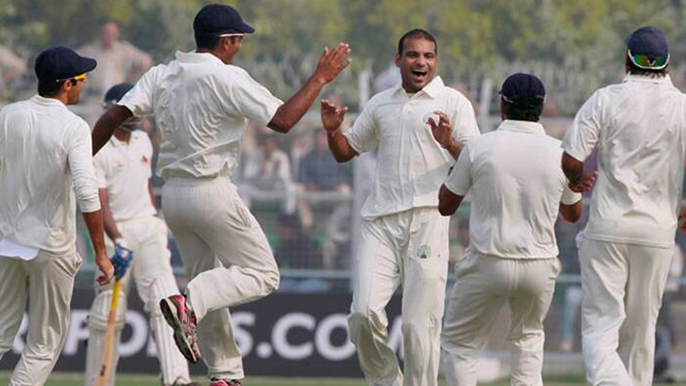 দলীপ ট্রফিতে তিনি নির্বাচিত হন উত্তরাঞ্চল দলে। পশ্চিমাঞ্চলের বিরুদ্ধে ৫৯ রানে ৬ উইকেট নিয়ে নির্বাচকদের নজর কাড়েন যোগিন্দর। এরপর ‘ভারত এ’ দলের হয়ে জাতীয় দলের বিরুদ্ধে তাঁর পারফরম্যান্স ছিল তাক লাগানো। সেই ম্যাচে রাহুল দ্রাবিড়, ভিভিএস লক্ষ্মণ এবং যুবরাজ সিংহের মতো সিনিয়র ক্রিকেটারদের উইকেট তিনি নেন।