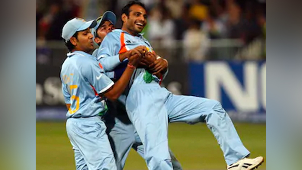 উইকেটে থিতু হয়ে যাওয়া পাক অধিনায়ক মিসবা উল হক তখন বিধ্বংসী হয়ে উঠেছিলেন। হরিয়ানার তরুণ মিডিয়াম পেসার যোগিন্দর শর্মার হাতে বিশ্বকাপ জেতার সমস্ত দায়িত্ব তুলে দেন ধোনি।