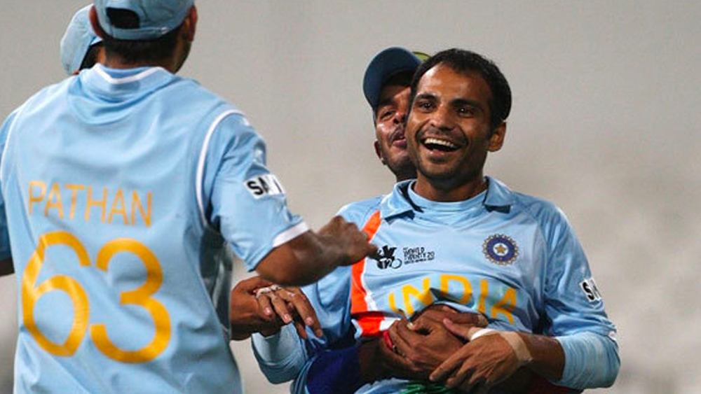 ফাইনালের আড়ালে চাপা পড়ে গিয়েছে সেমিফাইনালে অস্ট্রেলিয়ার বিরুদ্ধে যোগিন্দরের পারফরম্যান্স। সেখানেও ম্যাচের শেষ ওভারে বাজিমাত করেছিলেন তিনি। জেতার জন্য অস্ট্রেলিয়ার দরকার ছিল ২২ রান। ক্রিজে মাইকেল হাসি। সেই ওভারে দু’টি উইকেট নিয়ে ভারতকে ১৫ রানে জয় এনে দেন অলরাউন্ডার যোগিন্দর।