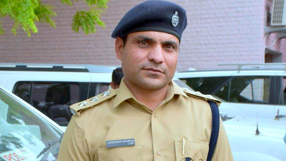 প্রথম টি-টোয়েন্টি বিশ্বকাপ জেতানোর সেই নায়ক এখন খেলতে নেমেছেন নতুন ম্যাচে। দেশকে করোনভাইরাসের আক্রমণ থেকে রক্ষা করার কাজে নিজেকে সঁপে দিয়েছেন। বিশ্বকাপে সাফল্যের পরেই হরিয়ানা পুলিশে চাকরি পেয়েছিলেন যোগিন্দর। এখনও সেখানেই কর্মরত।