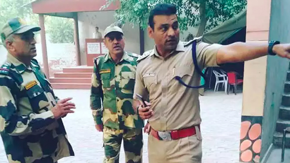 পুলিশের ভূমিকায় দেশকে করোনার থাবা থেকে বাঁচানোর তাগিদে সকাল থেকে কাজ শুরু করছেন তিনি। রাস্তায় মানুষ দেখলে তাঁদের আবার বাড়িতে ফিরিয়ে দিচ্ছেন। কোনও ধরনের সমস্যা দেখলে সাহায্যের হাত বাড়িয়ে দিচ্ছেন।