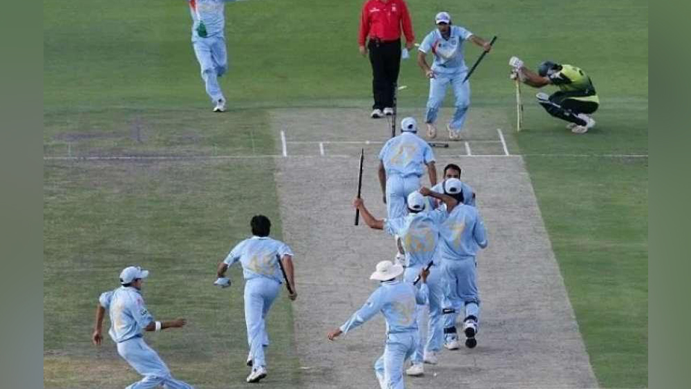 শত ব্যস্ততার মধ্যেও ঐতিহাসিক টি-টোয়েন্টি বিশ্বকাপ ফাইনালের প্রসঙ্গ উঠলেই স্মৃতিমেদুর হয়ে পড়েন। তাঁর কথায়, “সেই স্মৃতি কি কখনও ভোলা যায়? যত দিন বেঁচে থাকব, সেই মুহূর্তই আমার জীবনের সেরা হয়ে থাকবে। সেই ওভারের আগে পর্যন্ত ভারতের হয়ে খেললেও সমর্থকদের মনে জায়গা করতে পারিনি। কিন্তু মিসবাকে আউট করার পরে বুঝতে পেরেছিলাম, ক্রিকেট সমর্থকরা এর পরে
আমাকে চিনতে আর ভুল করবেন না।”