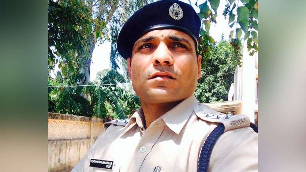 দু’টি ভূমিকার মধ্যে কিছুটা হলেও এগিয়ে রাখেন জীবনের দ্বিতীয় ইনিংসকে। তাছাড়া মনে করেন, সাম্প্রতিক অতিমারি পরিস্থিতি আরও কঠিন করে দিয়েছে চ্যালেঞ্জকে। কারণ প্রতিপক্ষ যতই কঠিন হোক, ম্যাচে প্রাণসংশয় থাকে না।