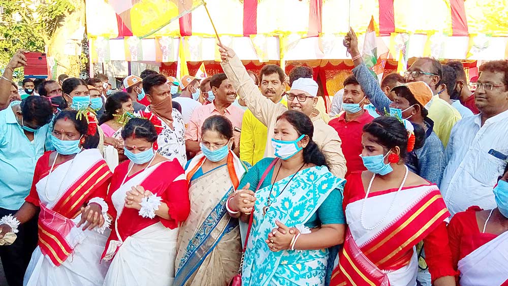 বিধি-উড়িয়ে: আদিবাসী নাচের সঙ্গে পা মেলালেন প্রাক্তন সাংসদ। ঘুচল দূরত্ববিধি। বৃহস্পতিবার ছবিটি তুলেছেন নির্মাল্য প্রামাণিক