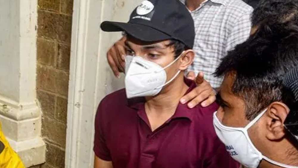 বলিউডের মাদক যোগ অবশ্য একেবারেই নতুন নয়। বার বার বহু তারকার নাম জড়িয়েছে মাদক নেওয়ার অভিযোগে। কোনও তারকার জেল পর্যন্ত হয়েছে। অনেকে প্রকাশ্যে স্বীকারও করেছেন মাদক নেওয়ার কথা। দেখে নেওয়া যাক কোন কোন অভিনেতার মাদক সেবনের সঙ্গে নাম জড়িয়েছে।