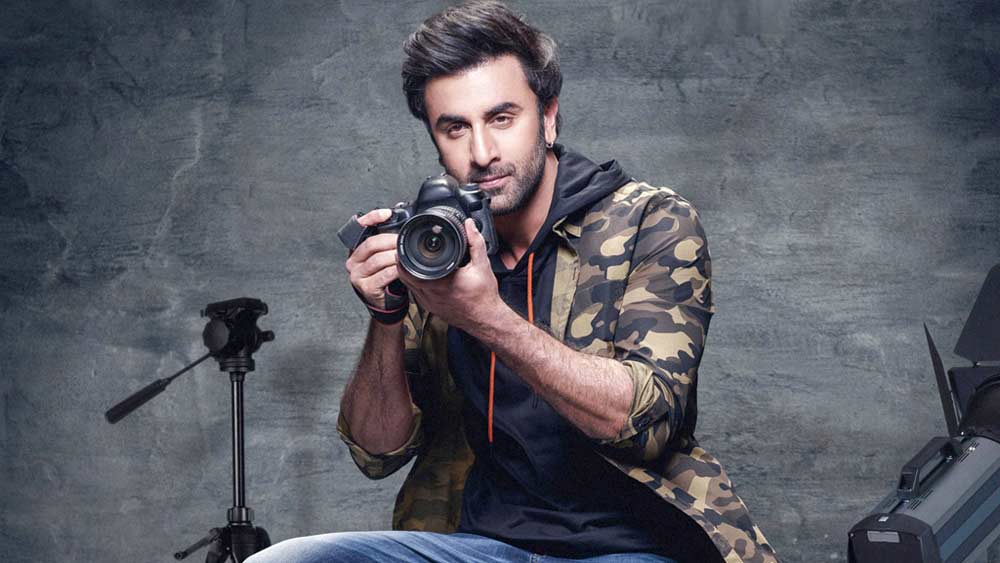 রণবীর কপূর- স্কুল জীবন থেকেই নাকি মাদক সেবনের অভ্যাস রণবীর কপূরের। কঙ্গনাও অভিযোগ এনেছেন তাঁর বিরুদ্ধে। বলিউডের চকলেট বয়কে নাকি রিহ্যাবেও যেতে হয়েছিল। এমনকি গাঁজার নেশার কথা প্রকাশ্যে স্বীকারও করেন রণবীর।