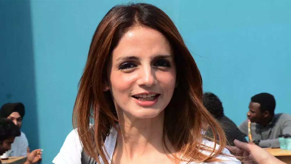 সুজান খান- হৃত্বিক রোশনের প্রাক্তন স্ত্রী সুজান খানের বিরুদ্ধেও একই অভিযোগ রয়েছে। হৃতিকের সঙ্গে সম্পর্কের অবনতি হওয়ার পর নাকি চরম অবসাদগ্রস্ত হয়ে পড়েন সুজান। সুজান নাকি ড্রাগের পরিমাণ বাড়িয়ে দেন তখন।