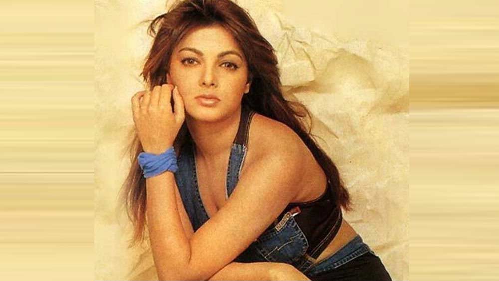 মমতা কুলকার্নি- মমতা এবং তাঁর স্বামী ভিকি দু’জনের বিরুদ্ধেই মাদক রাখার অভিযোগ ছিল। তাঁদের নাম জড়িয়েছিল মাদক পাচারের সঙ্গেও। গ্রেফতারও হয়েছিলেন মমতা। মমতার বলিউড কেরিয়ার নষ্টের মূল কারণও নাকি এটাই।