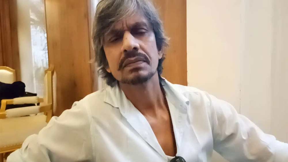 বিজয় রাজ- দুবাই বিমানবন্দরে বলিউডের আরও এক জন কৌতুক অভিনেতা মাদক রাখার কারণে গ্রেফতার হন। তিনি হলেন বিজয় রাজ। ভ্রমণের সময় তাঁর সঙ্গে নাকি গাঁজা ছিল।