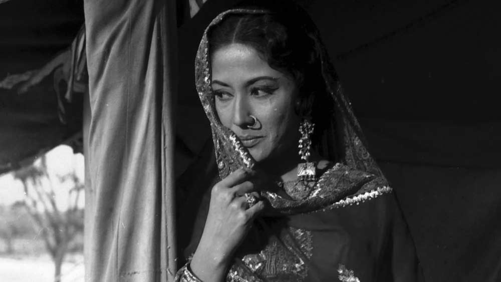 মীনা কুমারী- বিচ্ছেদের পর অবসাদগ্রস্ত হয়ে পড়েন বলিউডের অন্যতম সেরা কিংবদন্তি অভিনেতা মীনা কুমারী। অভিনয়েও প্রভাব পড়েছিল সেই অভ্যাসের। ভালবাসা ভুলতে আকণ্ঠ মদ্যপান। জনপ্রিয়তার শিখরে থাকতে থাকতেই মাত্র ৩৯-এ ফুরিয়ে যাওয়া ট্র্যাজিক নায়িকা মীনা কুমারীও নাকি মাদক সেবনে অভ্যস্ত হয়ে পড়েছিলেন।