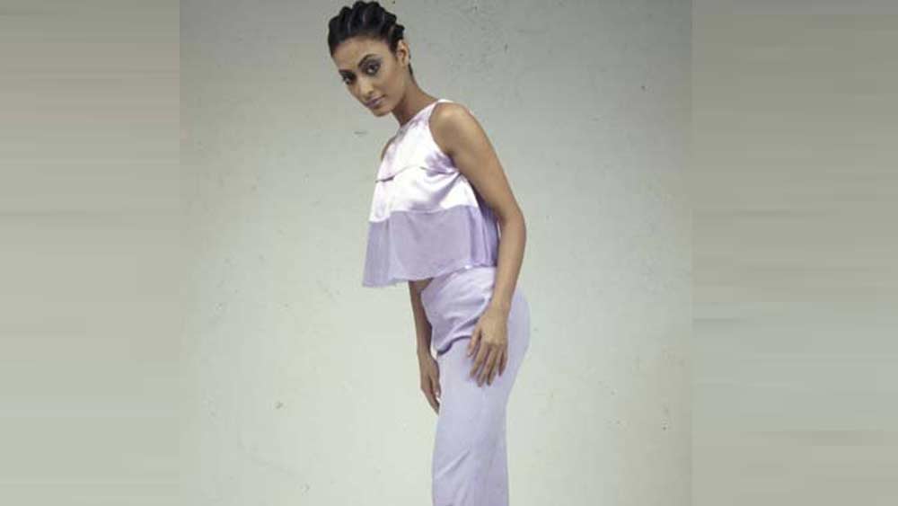 গীতাঞ্জলি নাগপাল- এই অভিনেত্রী-মডেলের জীবনটাও যেন রুপোলি পর্দার মতোই। মাধুরী দীক্ষিতের সঙ্গে তুলনা করা হত তাঁর। নামজাদা ডিজাইনার থেকে আলোকচিত্রীর সঙ্গে কাজ করেছেন। এক সময় দিল্লির এক আলোকচিত্রী ফুটপাত থেকে এই সুপার মডেলকে উদ্ধার করেন। রাস্তায় ভিক্ষা করছিলেন গীতাঞ্জলি। শুরু হয় চিকিত্সা। অবসাদের কারণেই নাকি তিনি মাদক নিতে শুরু করেন।